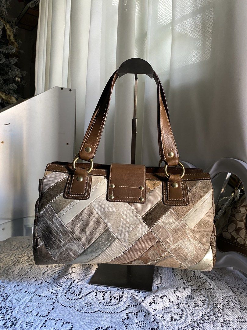 Vintage Cch legacy signature patchwork turnlock shoulder bag (Category: Shoulder Bags) located in Antipolo. Submitted by restyle_261 (Listing ID 1470018016, Image 2). Description: guaranted aunthentic size: meduim • charms not included -there is minimal dirt on the canvas -very minimal scratch leather part but it is not very noticeable Please refer to the photos for the actual condition of the item..
