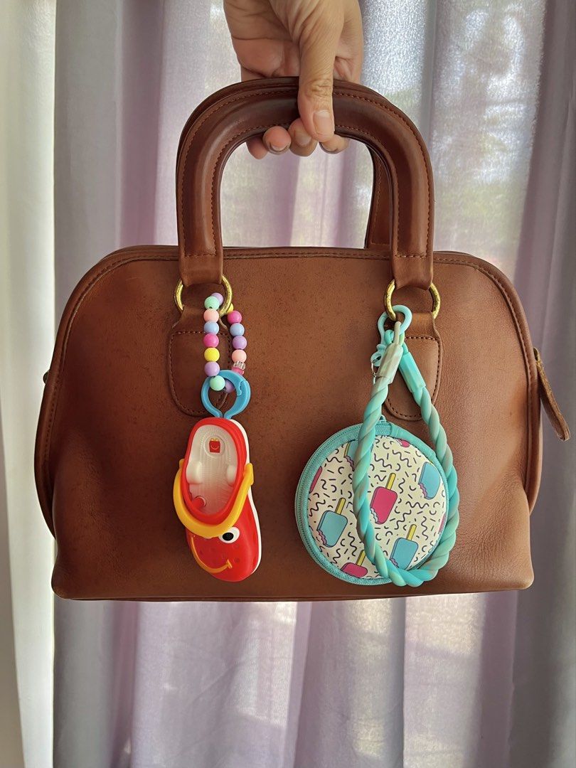 Vintage Coach Baxter in British Tan (9903) (Category: Luxury Bags & Wallets) located in Carigara. Submitted by shanshinemarie (Listing ID 1469988286, Image 1). Description: Brass Hardware Comes with hangtag With marks! Please zoom in on photos Charms not included Missing bag strap.