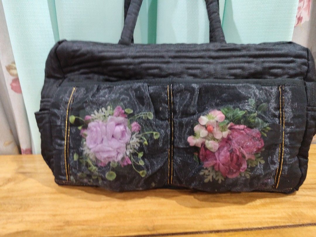 Vintage Doctors Bag (Category: Shoulder Bags) located in Dipolog. Submitted by thriftteata (Listing ID 1470077054, Image 2). Description: medium size bag YKK zip.