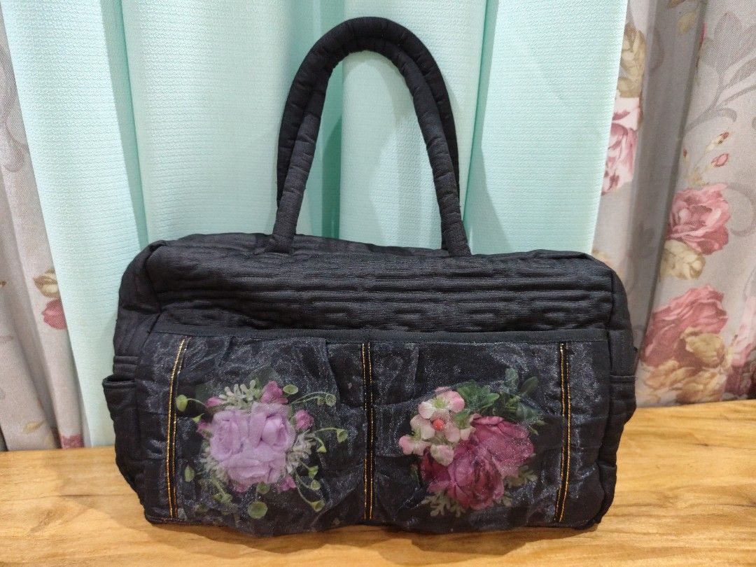 Vintage Doctors Bag (Category: Shoulder Bags) located in Dipolog. Submitted by thriftteata (Listing ID 1470077054, Image 1). Description: medium size bag YKK zip.
