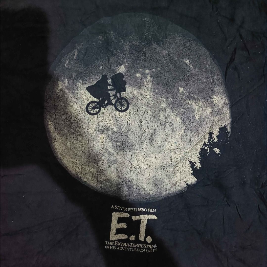 Vintage E.T. The Extra-Terrestrial Shirt *Size L* (Category: Tshirts & Polo Shirts ) located in Minglanilla. Submitted by mikeysells_ (Listing ID 1470050973, Image 2). Description: 🔥 ukay-ukay finds🔥 cebu, mingla meet-up near mingla only maxim: df + item 9/10 color rate 9.5/10 condition honest issue: none 📦 can ship nationwide via J&T📦 ✅ payment first via gcash✅ 20 x 27.