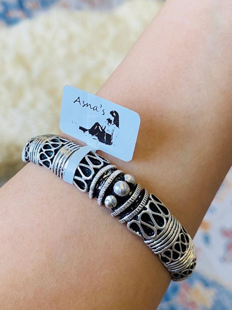 VINTAGE ETHNIC SILVER OPEN BANGLE (Category: Bracelets) located in Baguio. Submitted by asna_taku (Listing ID 1470054922, Image 1). Description: 🖤✨ VINTAGE ETHNIC SILVER OPEN BANGLE ✨🖤 A stunning vintage treasure that showcases bold artistry and timeless craftsmanship! 🤍 Featuring intricate tribal-inspired patterns, beautifully detailed silverwork, and striking oxidized accents that highlight its unique design. The combination of textured engr