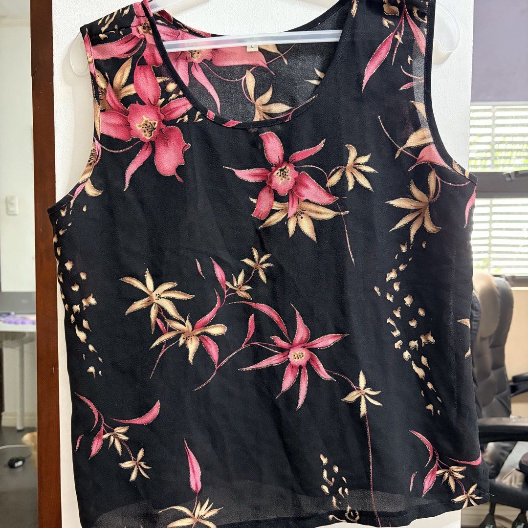 Vintage Floral Top (Category: Blouses) located in Marikina City. Submitted by pial21 (Listing ID 1469999644, Image 3). Description: Vintage Floral Top Size L (but fits M-L) .