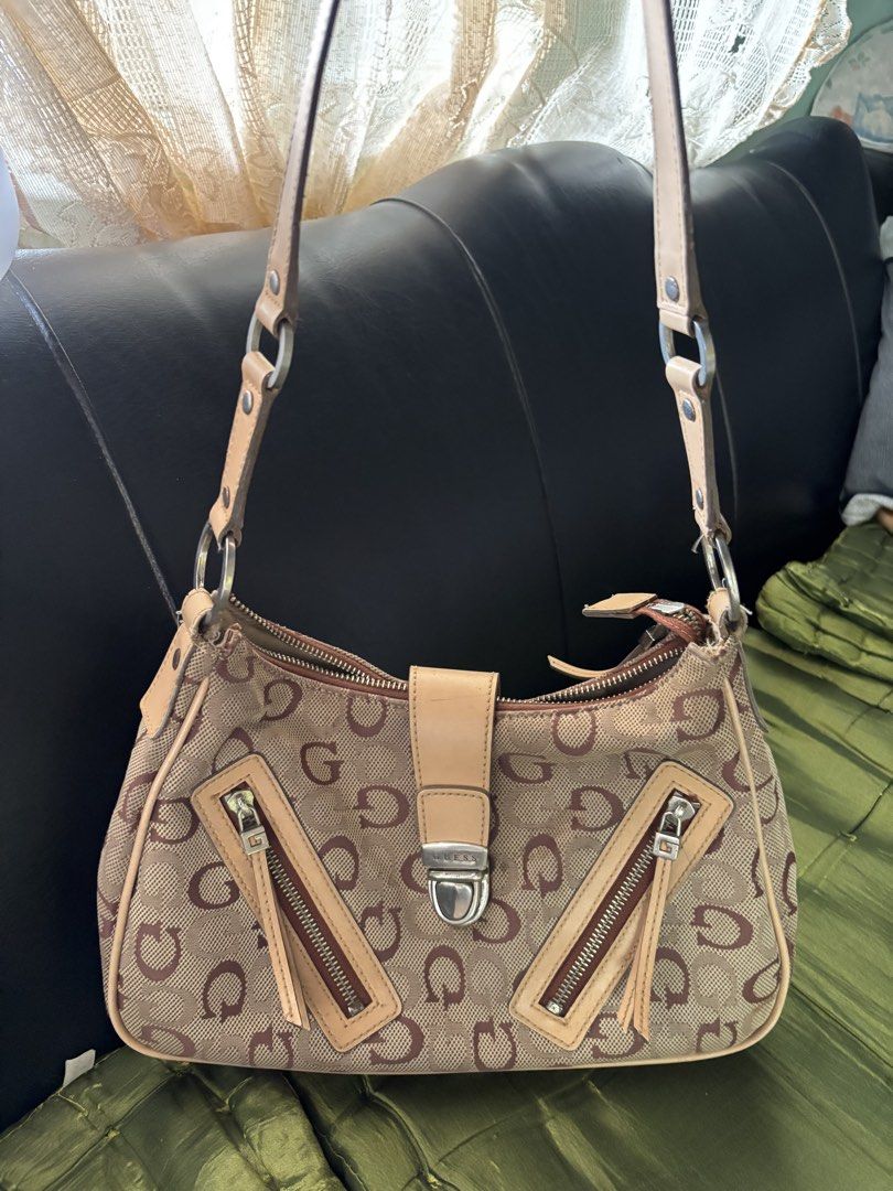 Vintage Guess Monogram Shoulder Bag (Category: Shoulder Bags) located in Manila. Submitted by cloudi.cl (Listing ID 1470003396, Image 1). Description: .