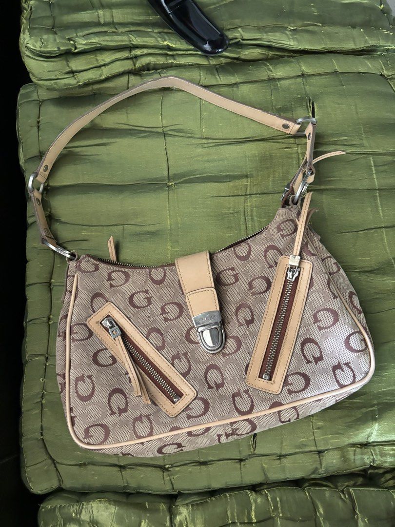 Vintage Guess Monogram Shoulder Bag (Category: Shoulder Bags) located in Manila. Submitted by cloudi.cl (Listing ID 1470003396, Image 3). Description: .