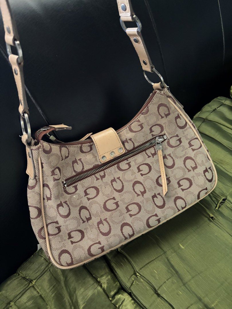 Vintage Guess Monogram Shoulder Bag (Category: Shoulder Bags) located in Manila. Submitted by cloudi.cl (Listing ID 1470003396, Image 2). Description: .