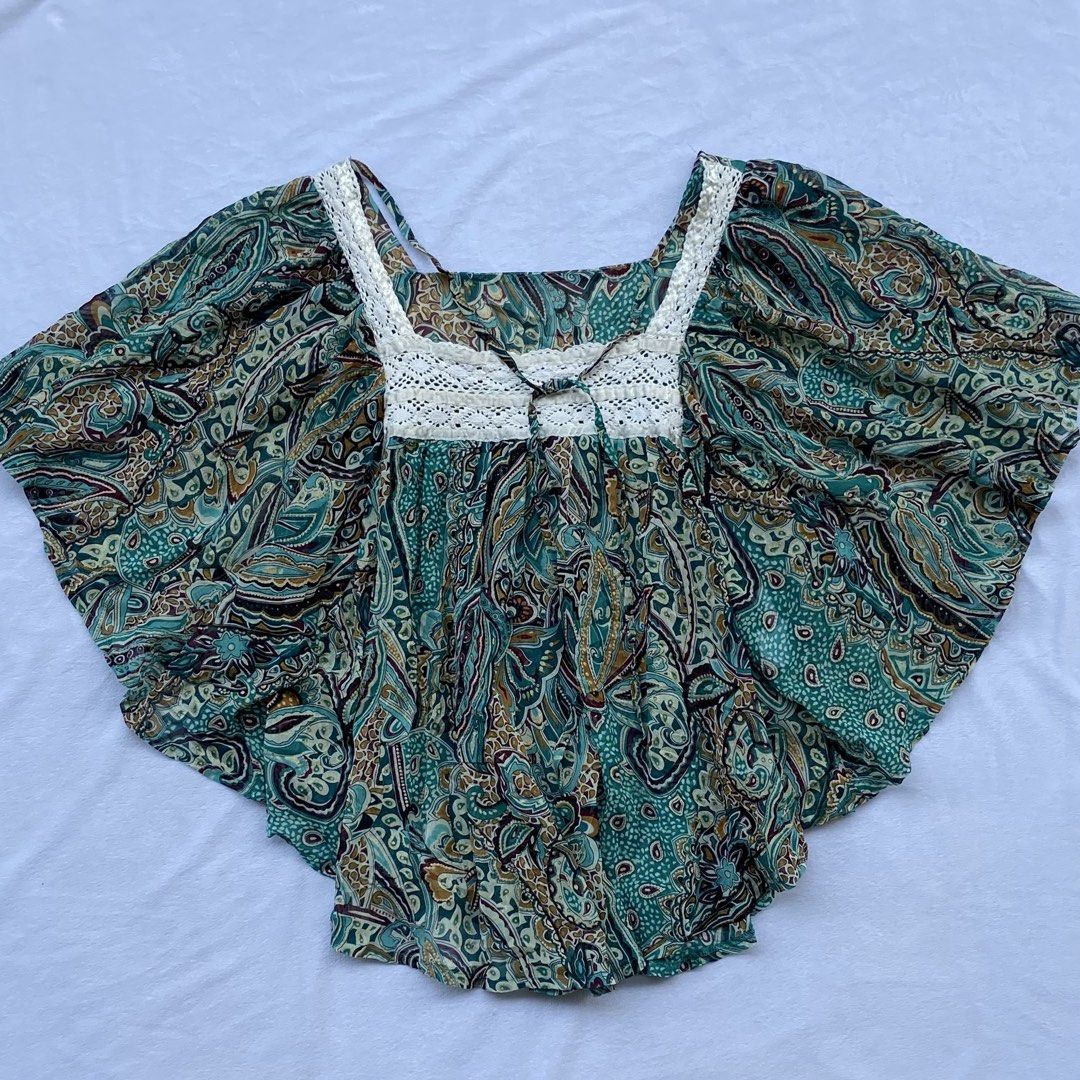 Vintage Japan Batwing, Vingtrols (Category: Blouses) located in General Santos City (Dadiangas). Submitted by kala_chuchi (Listing ID 1470114423, Image 1). Description: Size. Medium One size fits most inches width 27 inches length No flaws Over all condition Excellent .