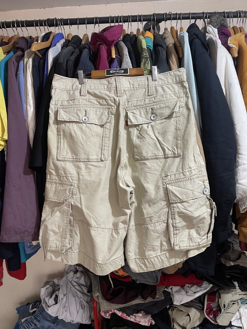 Vintage Levi`s Men's Squad Cargo Shorts (Category: Shorts) located in Cabuyao City. Submitted by jeirussamson897 (Listing ID 1469978428, Image 3). Description: Vintage Levi`s Men's Squad Cargo Shorts 34ontag 34-36 waistline 25 length excellent condition needwash has minimal sign of ussage (normal on vintage clothes) 9/10 449+sf.