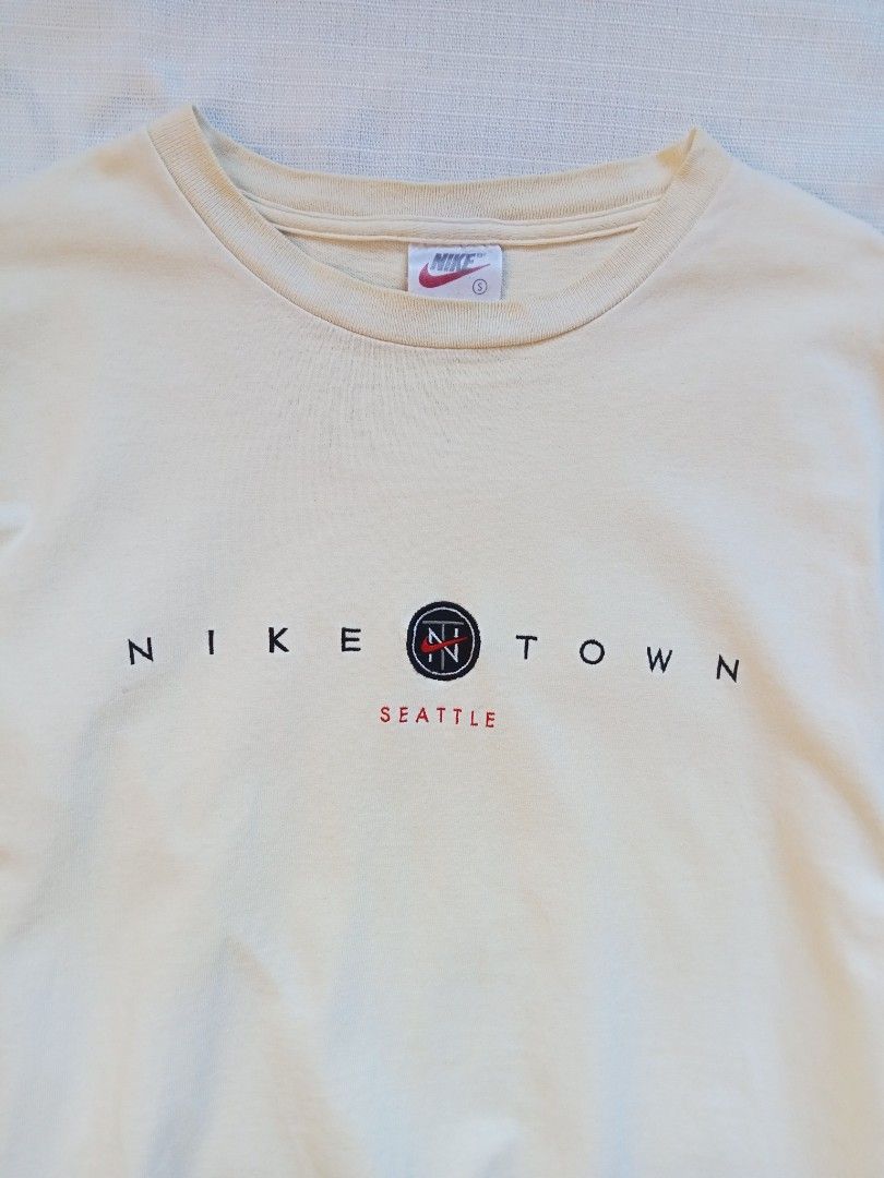 Vintage Nike Town Seattle roundneck tee (Category: Tshirts & Polo Shirts ) located in Bagabag. Submitted by thrift_stories96 (Listing ID 1470108515, Image 2). Description: Vintage Nike Town Seattle roundneck tee mens Small on tag fits medium crop boxy Length - 26.5 Width - 20.5 Condition - 8.5/10 Cream actual color Flaw - fade yellow stain sa right side laylayan..