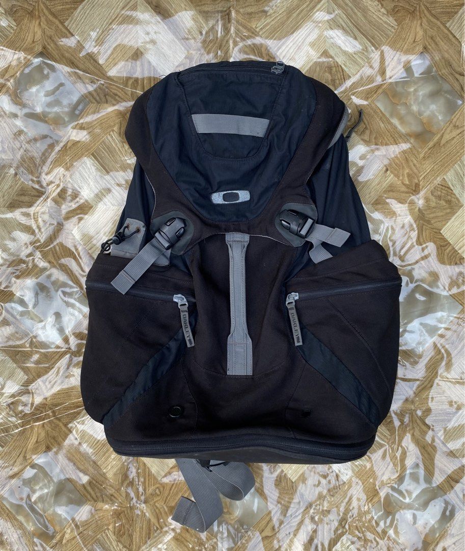 Vintage Oakley Bagpack (Category: Backpacks) located in Davao. Submitted by workmensph (Listing ID 1470025197, Image 1). Description: .