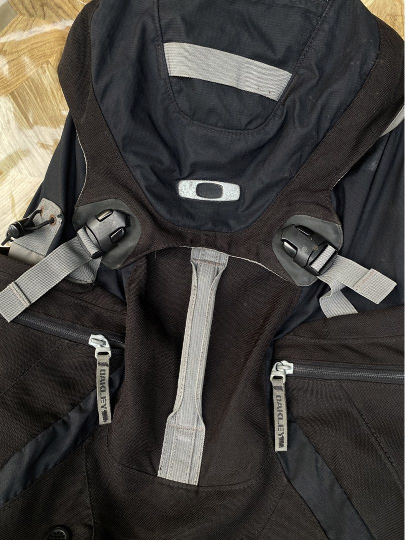 Vintage Oakley Bagpack (Category: Backpacks) located in Davao. Submitted by workmensph (Listing ID 1470025197, Image 2). Description: .