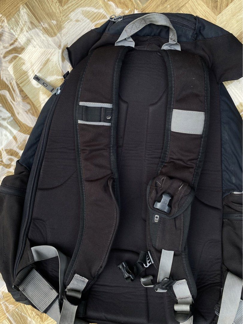 Vintage Oakley Bagpack (Category: Backpacks) located in Davao. Submitted by workmensph (Listing ID 1470025197, Image 3). Description: .