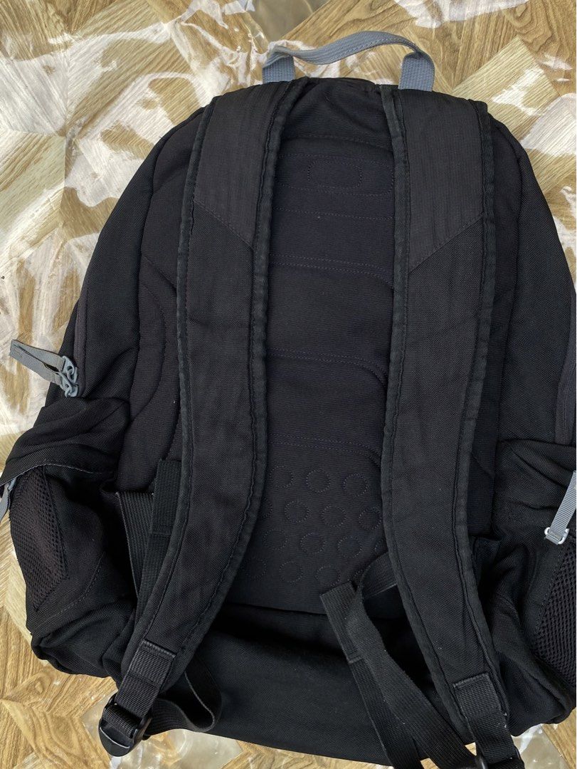 Vintage Oakley Bagpack (Category: Backpacks) located in Davao. Submitted by workmensph (Listing ID 1470025515, Image 2). Description: .