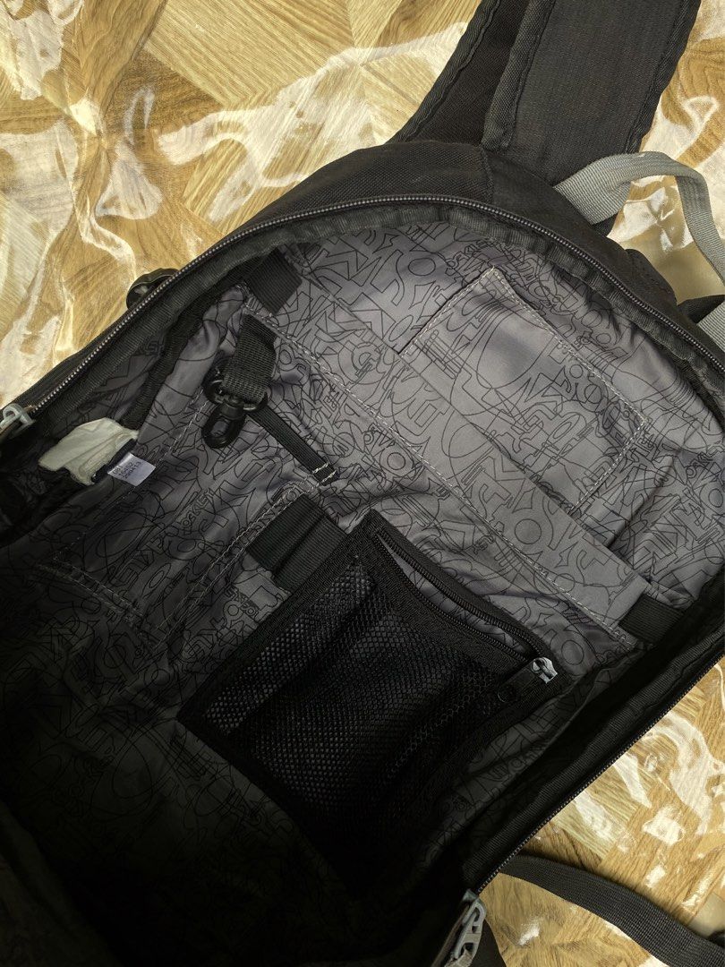 Vintage Oakley Bagpack (Category: Backpacks) located in Davao. Submitted by workmensph (Listing ID 1470025515, Image 3). Description: .