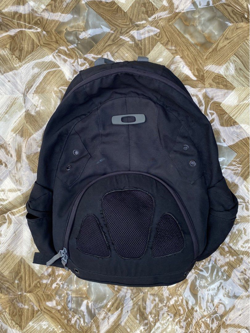 Vintage Oakley Bagpack (Category: Backpacks) located in Davao. Submitted by workmensph (Listing ID 1470025515, Image 1). Description: .