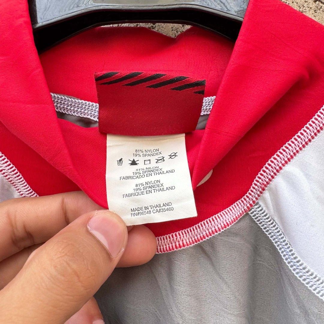 Vintage Oakley Surfer Jersey (Category: Activewear) located in Lucena. Submitted by thrft-nd-sll (Listing ID 1469950983, Image 3). Description: Vintage Oakley Surfer Jersey Size Large On Tags Width -19 Length -24 Very Good Condition Need Wash .