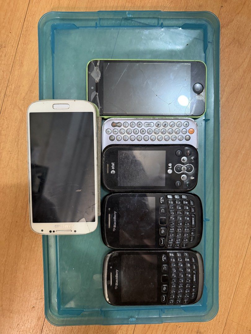 Vintage phone (Category: Early Generation Mobile Phones) located in San Juan City. Submitted by royceee (Listing ID 1469952203, Image 1). Description: Get sll.