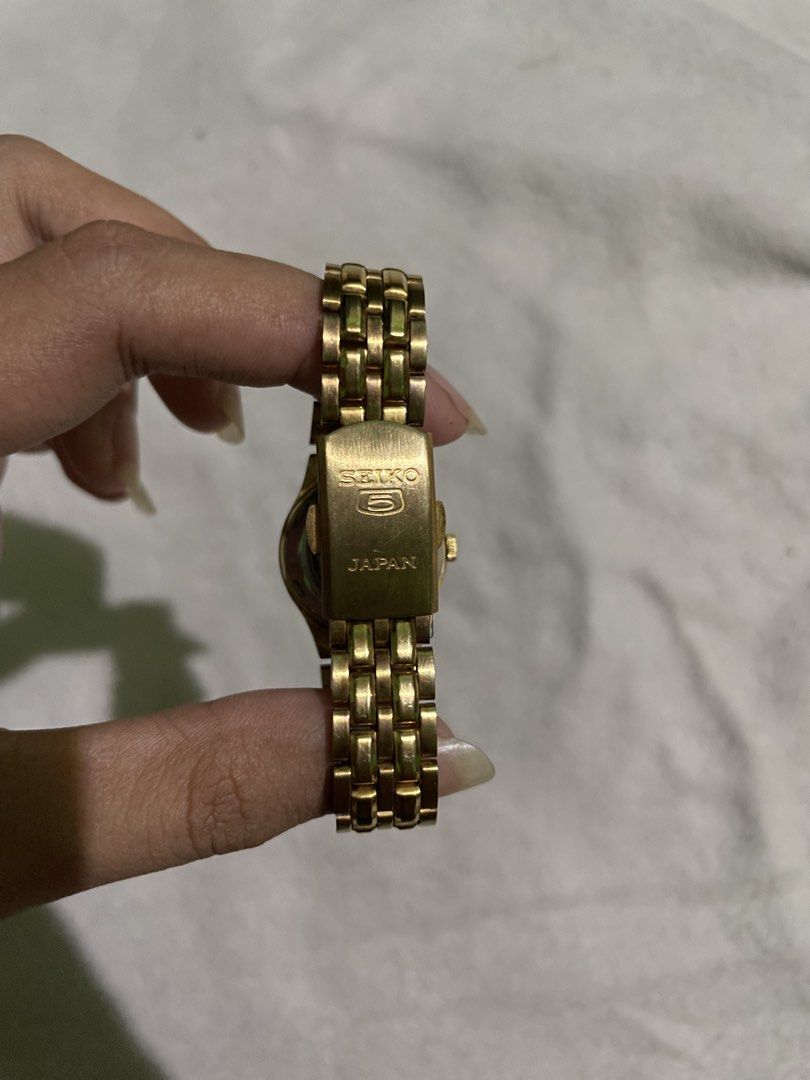 Vintage Seiko 5 Automatic made in Japan (Category: Luxury Watches) located in San Quintin. Submitted by polasolah (Listing ID 1469985325, Image 3). Description: glass back gumagana kaso pag sinet mo yung time and date, medyo nahuhuli siya at some point .