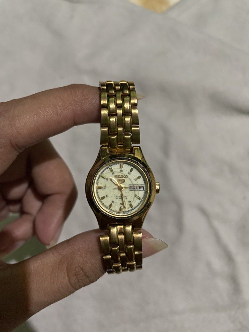 Vintage Seiko 5 Automatic made in Japan (Category: Luxury Watches) located in San Quintin. Submitted by polasolah (Listing ID 1469985325, Image 2). Description: glass back gumagana kaso pag sinet mo yung time and date, medyo nahuhuli siya at some point .