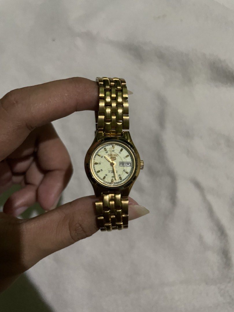 Vintage Seiko 5 Automatic made in Japan (Category: Luxury Watches) located in San Quintin. Submitted by polasolah (Listing ID 1469985325, Image 1). Description: glass back gumagana kaso pag sinet mo yung time and date, medyo nahuhuli siya at some point .