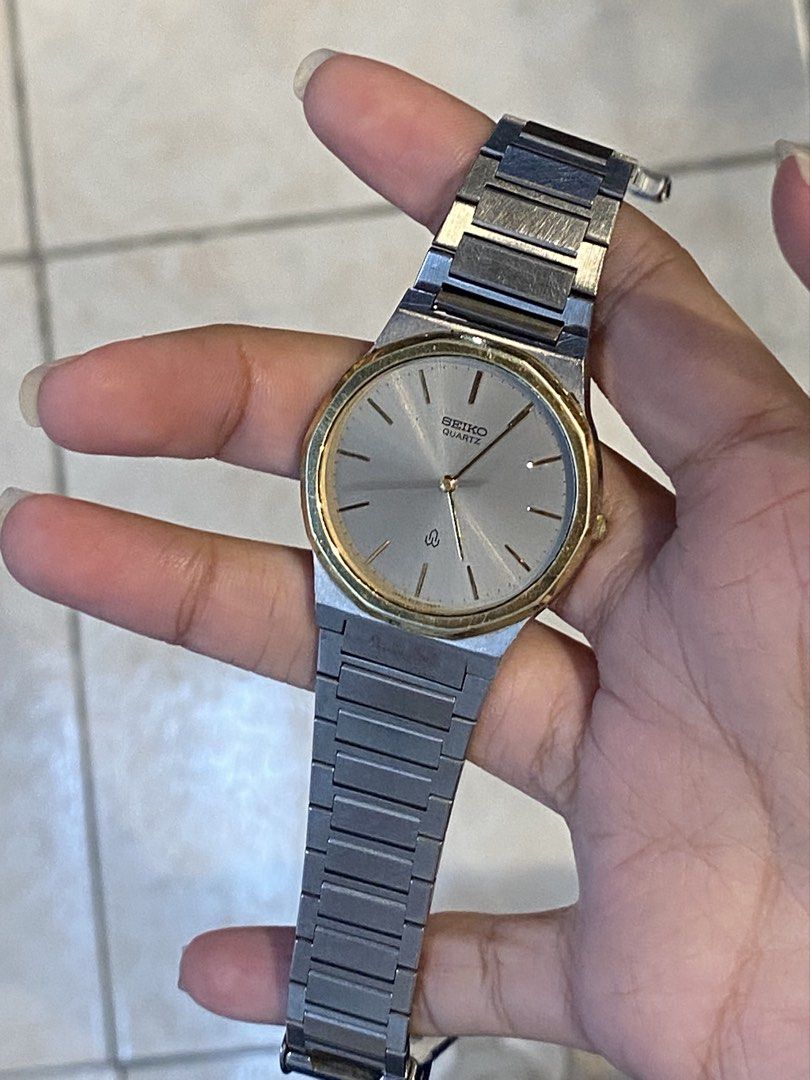 Vintage Seiko Quartz (Category: Luxury Watches) located in San Fernando. Submitted by ithrift.1 (Listing ID 1470080872, Image 2). Description: - Brand: Seiko Quartz Wristwatch - Design: Two-tone silver and gold with an integrated metal bracelet - Dial: Classic round champagne dial with slim hands and hour markers - Inclusions: Original beige presentation box and guarantee papers - Style: Classic retro piece, great for daily wear.