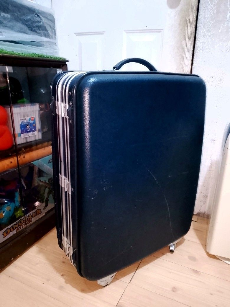 Vintage Sunco Medium Travel Suitcase (Category: Luggage) located in Dasmarinas. Submitted by michie_olshoppe25 (Listing ID 1470087496, Image 3). Description: .