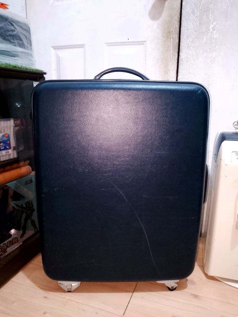 Vintage Sunco Medium Travel Suitcase (Category: Luggage) located in Dasmarinas. Submitted by michie_olshoppe25 (Listing ID 1470087496, Image 2). Description: .