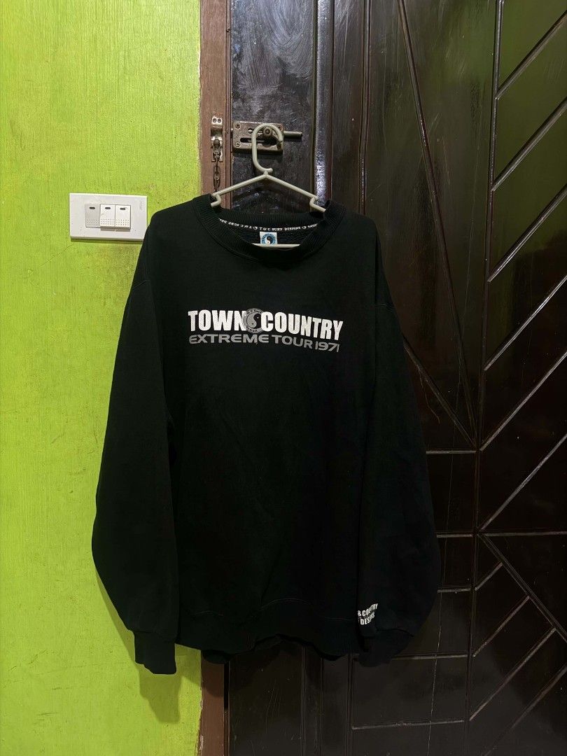 VINTAGE T&C (Category: Clothes Drying Rack) located in Manila. Submitted by 27moby (Listing ID 1470003739, Image 1). Description: VINTAGE T&C SWEATSHIRT.