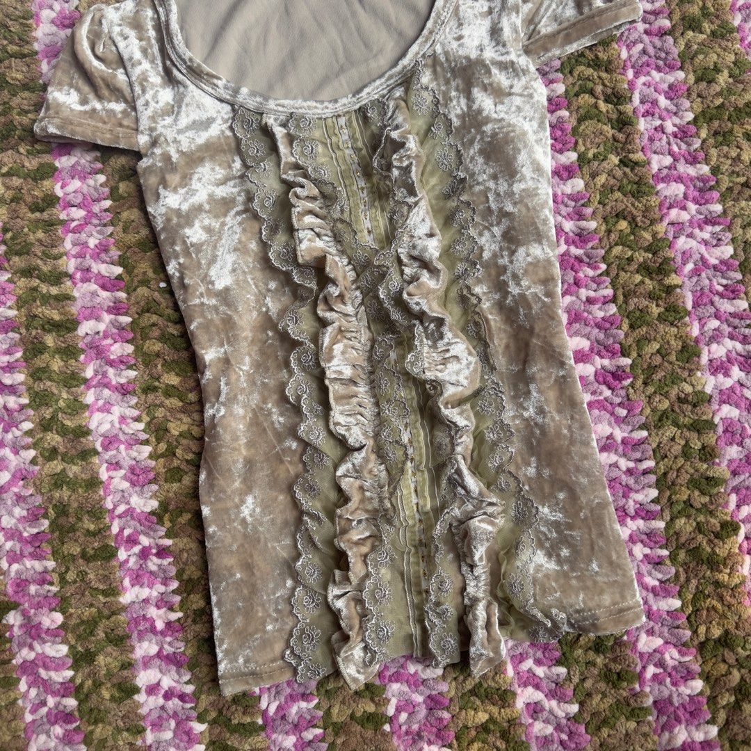 vintage velvet ruffle top (Category: Blouses) located in San Antonio. Submitted by lovedgems_ (Listing ID 1470105787, Image 3). Description: 💌 xs-small VELVET velvet short-sleeve top featuring a wide scoop neckline, puff cap sleeves, and a tiered lace and ruffle placket down the front.