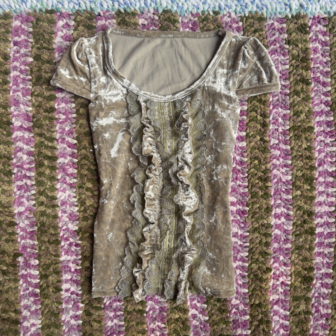 vintage velvet ruffle top (Category: Blouses) located in San Antonio. Submitted by lovedgems_ (Listing ID 1470105787, Image 1). Description: 💌 xs-small VELVET velvet short-sleeve top featuring a wide scoop neckline, puff cap sleeves, and a tiered lace and ruffle placket down the front.