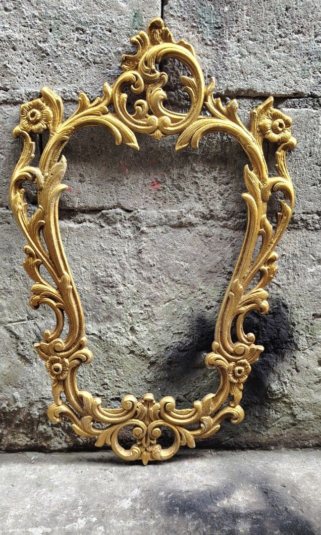 Vintage victorian frame (Category: Vintage Collectibles) located in Caloocan City. Submitted by zenmountain-d8b1c0 (Listing ID 1469970371, Image 1). Description: 1500 each Cod.