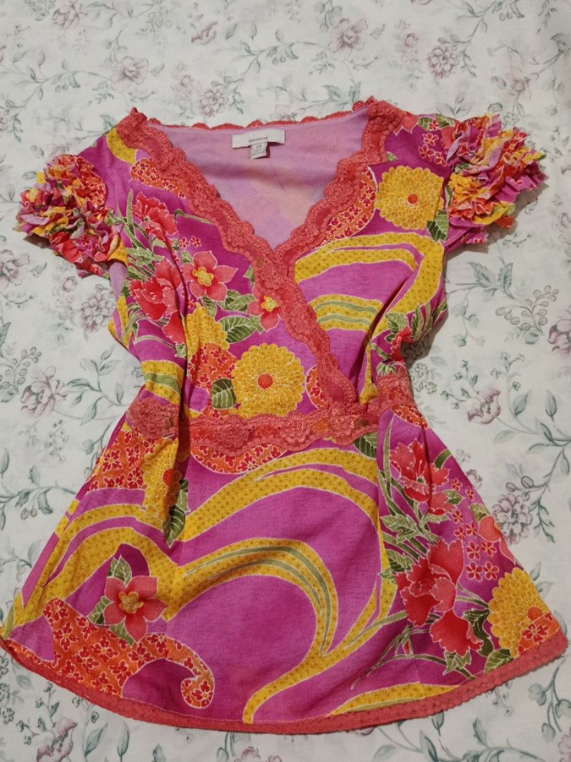 Vintage Y2k Floral Ruffle Wrap (Category: Blouses) located in Manila. Submitted by itzme_acquaria (Listing ID 1470029536, Image 1). Description: XS-S drop offer.