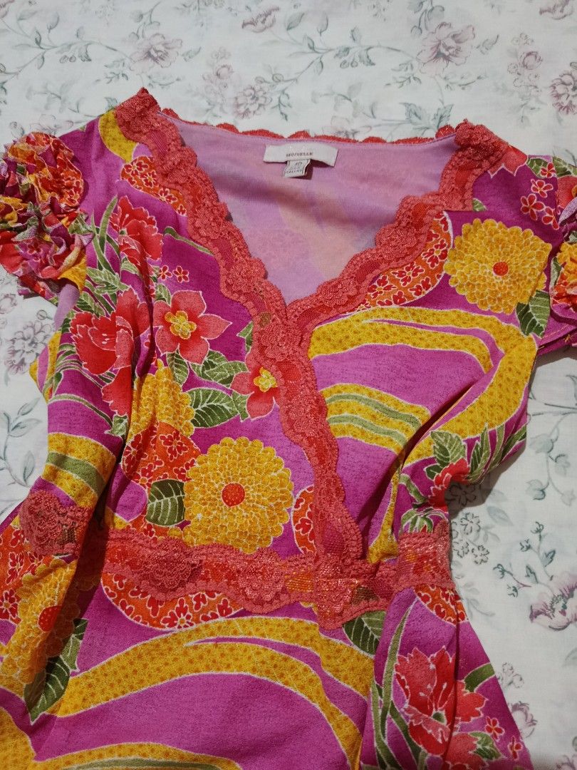 Vintage Y2k Floral Ruffle Wrap (Category: Blouses) located in Manila. Submitted by itzme_acquaria (Listing ID 1470029536, Image 2). Description: XS-S drop offer.