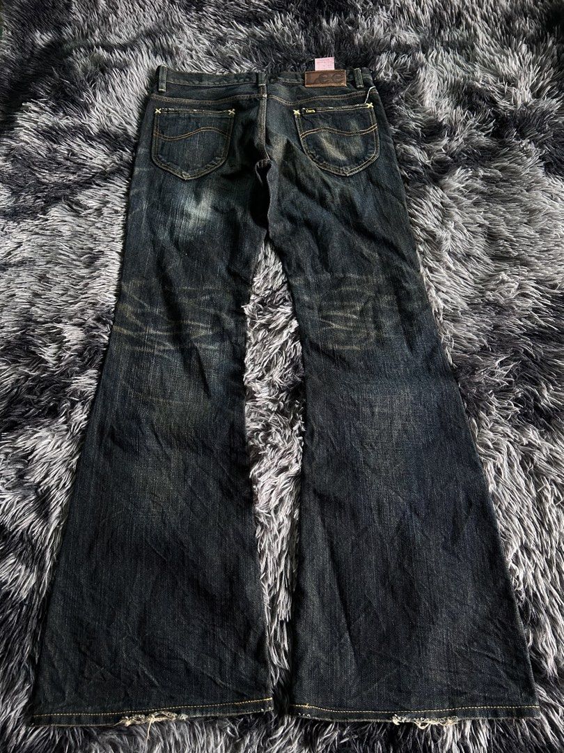 Vintage Y2k Lee Flared Jeans (Category: Jeans) located in Banaybanay. Submitted by prettysixtythrift_17 (Listing ID 1470057218, Image 2). Description: Vintage Y2k Lee Flared Jeans ▪️Waistline: 32 to 36 ▪️Length: 42 ▪️Hem: 11 ▪️Hips: 18 ▪️Leg Thigh: 11.5 ▪️Rise: 10 ▪️Inseam: 34.