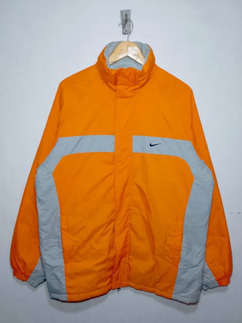 Vintage Y2K Nike Windbreaker (Category: Coats, Jackets and Outerwear) located in Dasmarinas. Submitted by alexander24 (Listing ID 1470133306, Image 1). Description: Vintage Nike Windbreaker Size: 2XL Dimes: W25 x L31 Condition: Excellent Color rate: 9.8/10 Issue: 3 Minimal dot hole & Minimal Scratch sa inner hem (hindi visible mga issue maliliit lang).