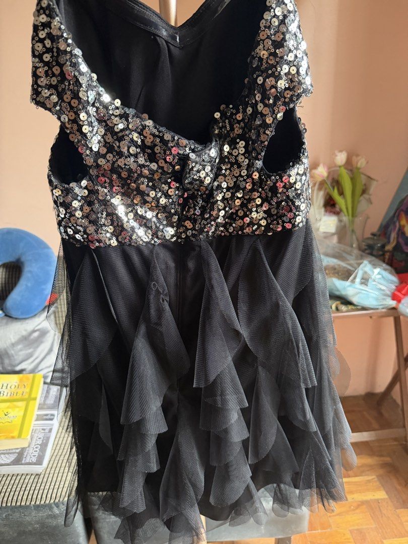 Viola Black Sequin Dress Size 3 (Category: Evening dresses & gowns) located in Caloocan City. Submitted by ninzguevarra-94363 (Listing ID 1470006069, Image 3). Description: - Color & Design: Black dress completely covered in eye-catching shiny silver sequins - Neckline & Style: Strapless/tube type with a flattering sweetheart neckline - Fit & Size: Tagged Size 3 - Comfort: Features a smooth inner lining for comfortable wear - Closure: Convenient 