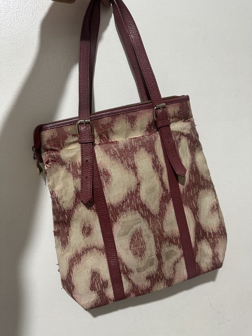 Vivienne westwood (Category: Belt bags, Clutches and Pouches) located in Valenzuela. Submitted by wytepicks (Listing ID 1470132067, Image 2). Description: Vivienne westwood Authentic Used.