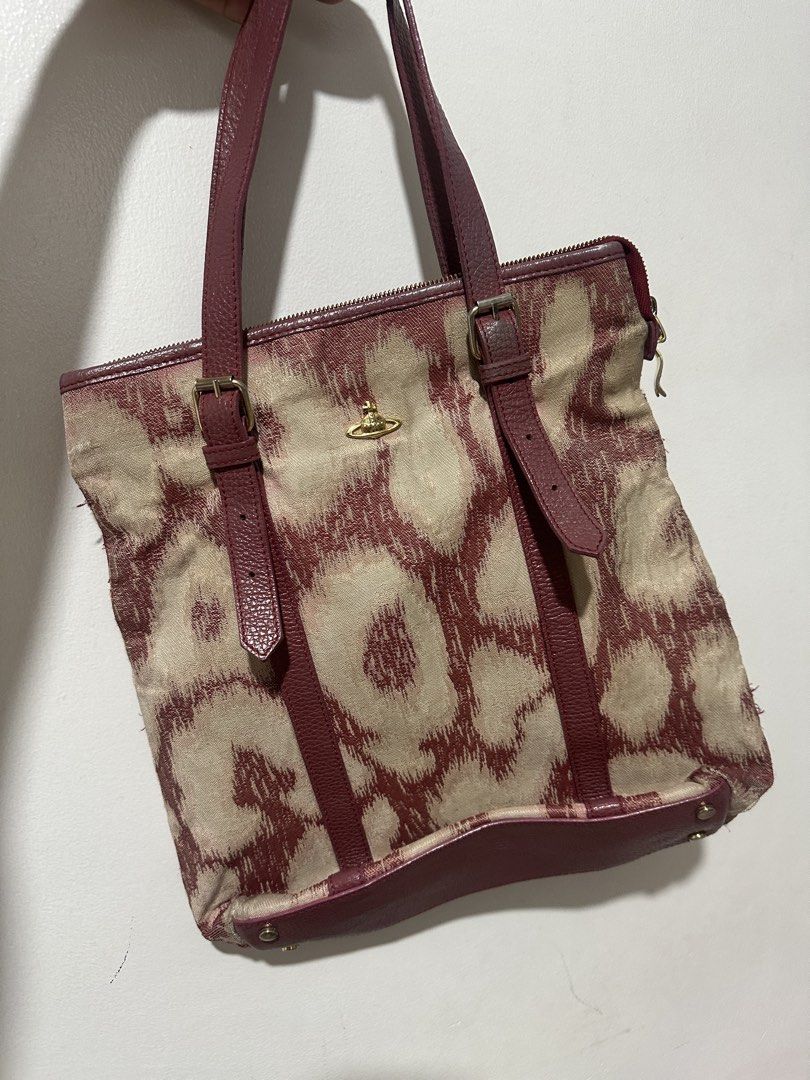 Vivienne westwood (Category: Belt bags, Clutches and Pouches) located in Valenzuela. Submitted by wytepicks (Listing ID 1470132067, Image 1). Description: Vivienne westwood Authentic Used.