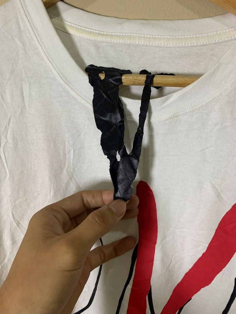 Vlove “Love” tee (Category: Tshirts & Polo Shirts ) located in Molave. Submitted by mysticbird_38213e (Listing ID 1469988666, Image 3). Description: Good condition No issue Solid po nito best for LARGE.