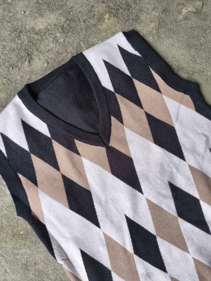 V-Neck Knit Argyle Sweater Vest (Category: Vests) located in Cavite. Submitted by benta.ni.jm (Listing ID 1470024205, Image 2). Description: Size: S Dimensions: 18x24 Condition: 10/10 Color Rate: 10/10 Issue: 📩📩📩.