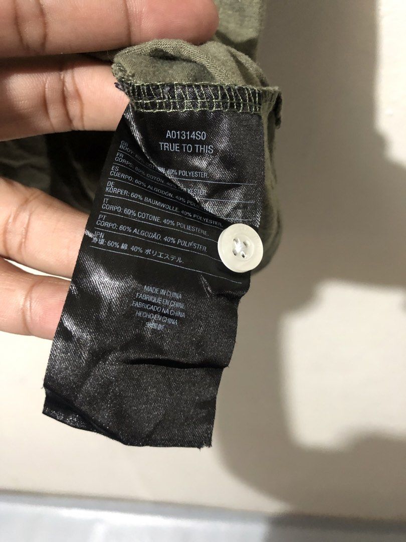 Volcom Army Green Polo Shirt (Category: Tshirts & Polo Shirts ) located in Manila. Submitted by raremountain00 (Listing ID 1470133382, Image 3). Description: Authentic Excellent condition No issue.