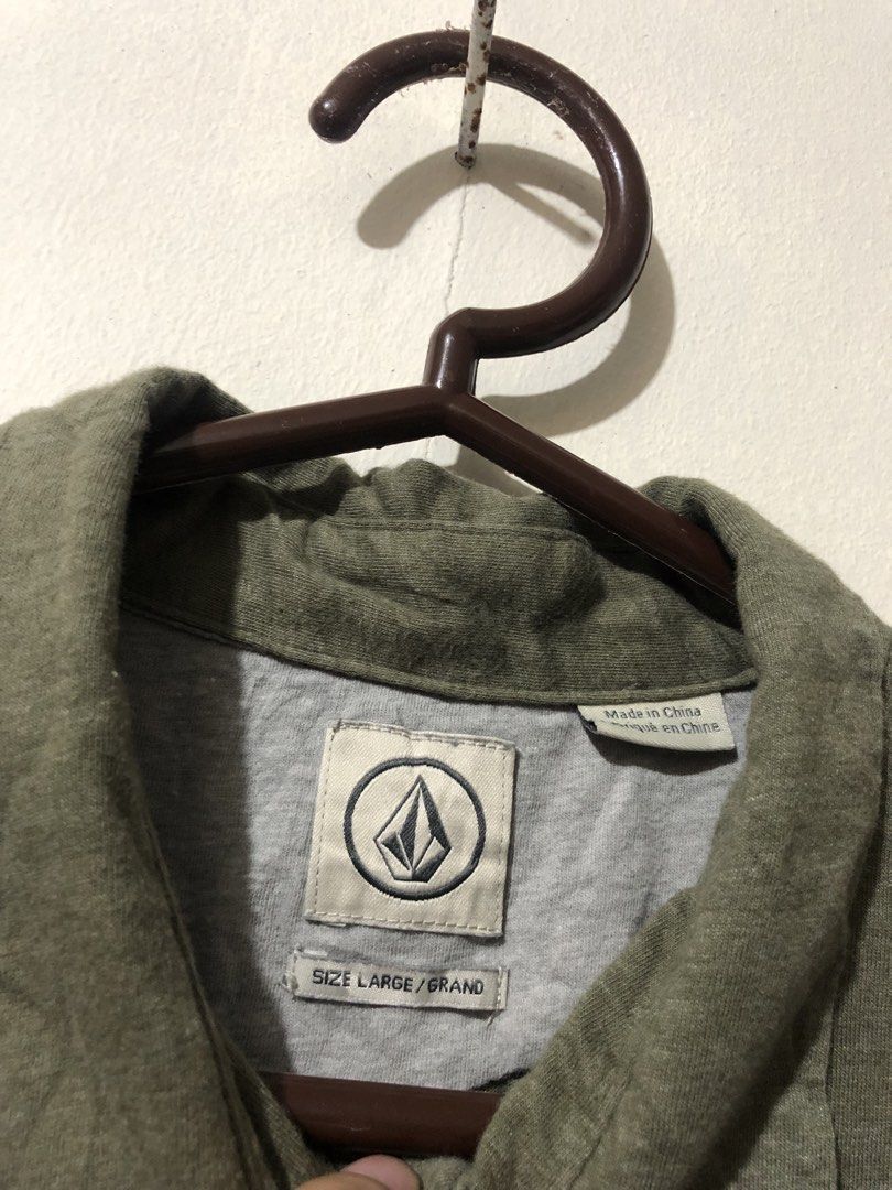 Volcom Army Green Polo Shirt (Category: Tshirts & Polo Shirts ) located in Manila. Submitted by raremountain00 (Listing ID 1470133382, Image 2). Description: Authentic Excellent condition No issue.