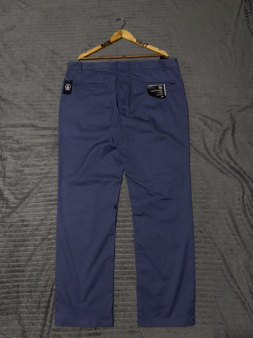 VOLCOM BRAND NEW MODERN STRAIGHT CUT PANTS (Category: Chinos) located in Manila. Submitted by triptothrift7 (Listing ID 1470078387, Image 3). Description: message if you are interested! for fast transaction VOLCOM BRAND NEW MODERN STRAIGHT CUT PANTS for only 1500 size 40 waistline 40 x 42 length 46 hem 9 no major issue then button sa pocket lang need wash only excellent condition color rate 9/10 mode of payment gcash or bank transfer location Biñ