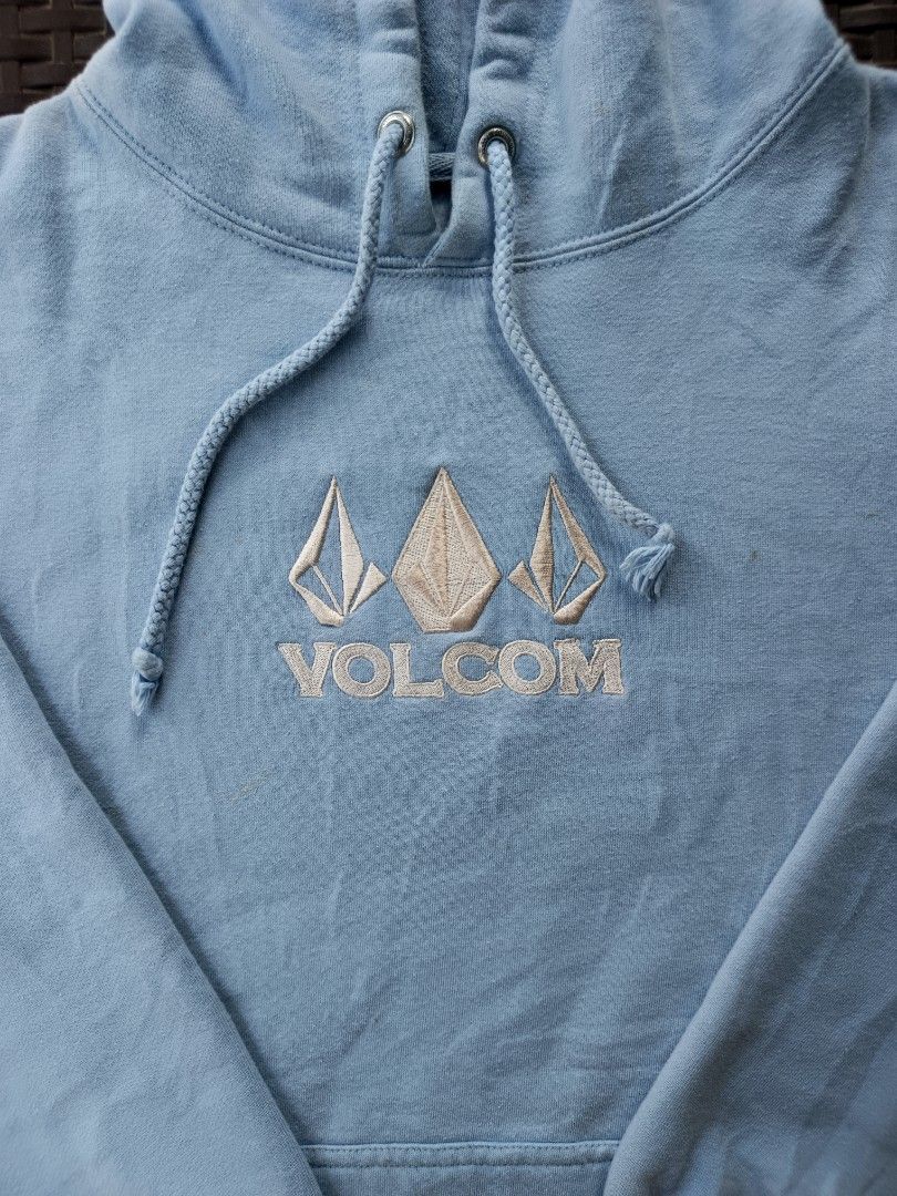 Volcom White Long Sleeve Sweatshirt Pullover (Category: Coats, Jackets and Outerwear) located in Currimao. Submitted by jerson120 (Listing ID 1470067326, Image 2). Description: - Brand/Style: White Volcom pullover sweatshirt with classic crewneck - Design: Eye-catching yellow embroidered logo across the chest - Fit: Standard fit, perfect for casual everyday wear - Details: Ribbed cuffs and hem - Condition: Shows some yellowing and signs of age ar