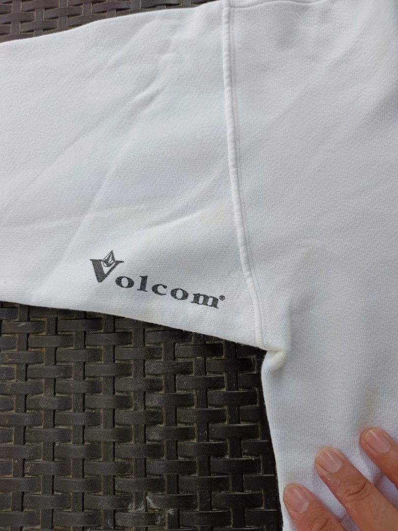 Volcom White Sweatshirt with Green Logo (Category: Coats, Jackets and Outerwear) located in Currimao. Submitted by jerson120 (Listing ID 1470066759, Image 2). Description: - Brand: Volcom - Style: Classic crewneck pullover - Color: White - Details: Embroidered green & yellow stone logo on front, printed logo on sleeve - Fit/Finish: Ribbed neckline and cuffs - Condition/Vibe: Great everyday piece for skating or casual streetwear.