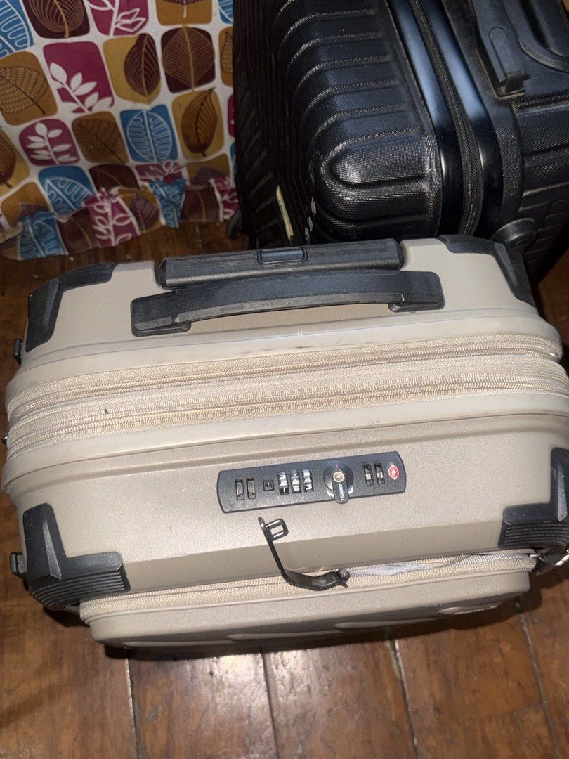 Voyager Luggage Suitcase (Category: Luggage) located in Manila. Submitted by no1emerald (Listing ID 1470040353, Image 2). Description: - Brand: Voyager slighty used. bug compartment. extendable..