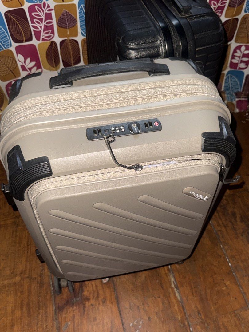 Voyager Luggage Suitcase (Category: Luggage) located in Manila. Submitted by no1emerald (Listing ID 1470040353, Image 1). Description: - Brand: Voyager slighty used. bug compartment. extendable..