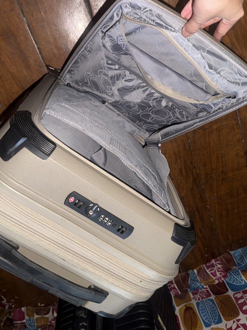 Voyager Luggage Suitcase (Category: Luggage) located in Manila. Submitted by no1emerald (Listing ID 1470040353, Image 3). Description: - Brand: Voyager slighty used. bug compartment. extendable..