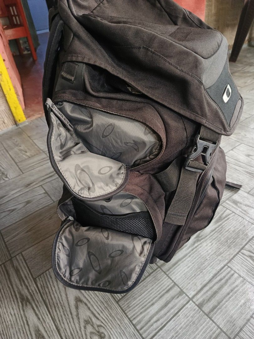 Vtg oakley surfpack 40L (Category: Backpacks) located in Manila. Submitted by newfish_e4d408 (Listing ID 1470070587, Image 3). Description: Vtg oak leey surf pack 40L with laptop comp 3300 ship.