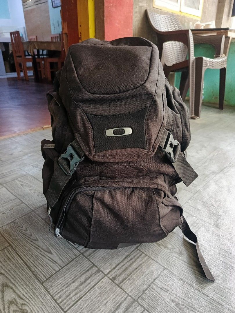 Vtg oakley surfpack 40L (Category: Backpacks) located in Manila. Submitted by newfish_e4d408 (Listing ID 1470070587, Image 2). Description: Vtg oak leey surf pack 40L with laptop comp 3300 ship.